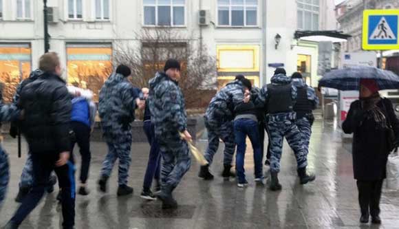ОМОН задерживает активистов «СтопХам» ОМОН задерживает активистов «СтопХам»