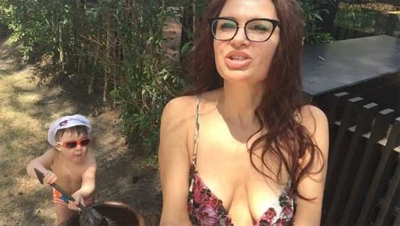 Эвелина Бледанс спокойно отнеслась к бестактной критике своего бюста Эвелина Бледанс спокойно отнеслась к бестактной критике своего бюста