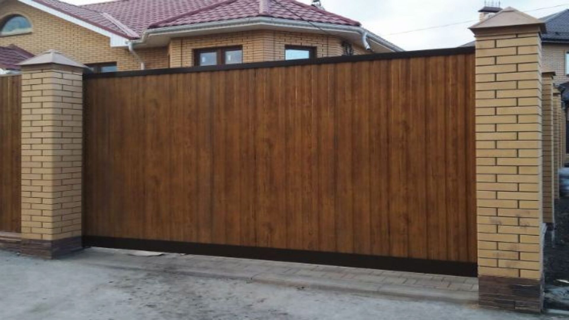 Сплошные ворота надежно защитят от посторонних глаз Сплошные ворота надежно защитят от посторонних глаз