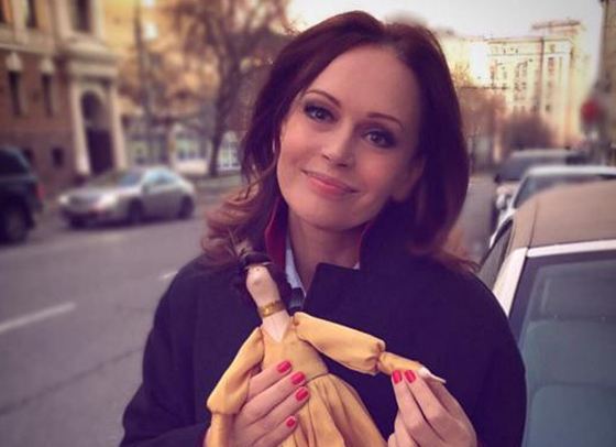 Ирина Безрукова с подарком от поклонницы Ирина Безрукова с подарком от поклонницы
