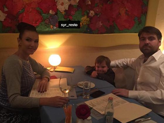 Семья за ужином Семья за ужином