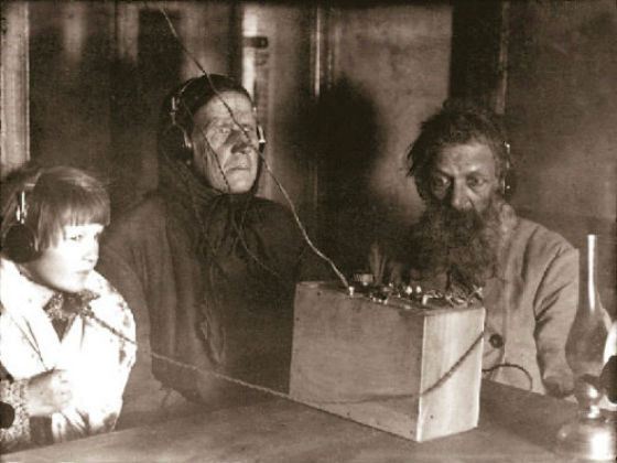 Семья крестьянина Воронова слушает радио, 1928 год Семья крестьянина Воронова слушает радио, 1928 год
