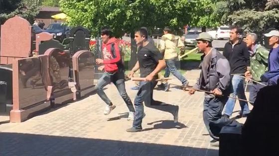 По словам очевидцев в драке участвовало около 500 человек По словам очевидцев в драке участвовало около 500 человек