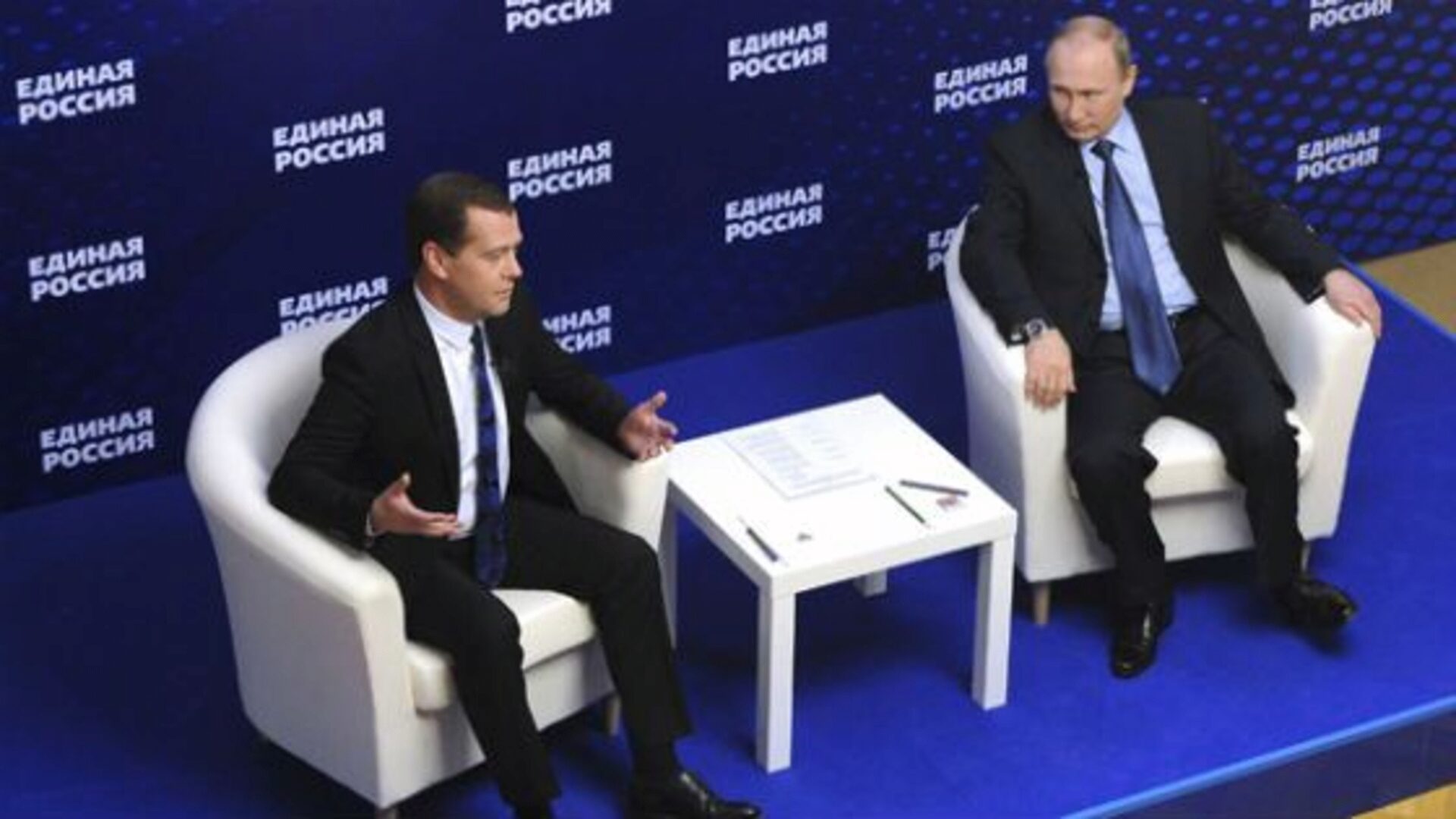 Владимир Путин и Дмитрий Медведев - единороссы Владимир Путин и Дмитрий Медведев - единороссы