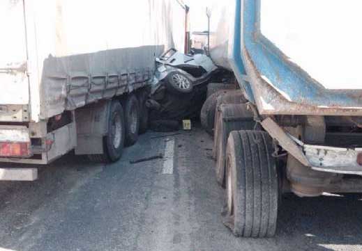 На Киевском шоссе две фуры смяли легковушку со спящими людьми На Киевском шоссе две фуры смяли легковушку со спящими людьми