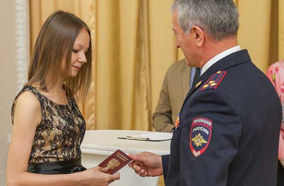 14-летняя жительница Нижнего Тагила Россия получает паспорт 14-летняя жительница Нижнего Тагила Россия получает паспорт