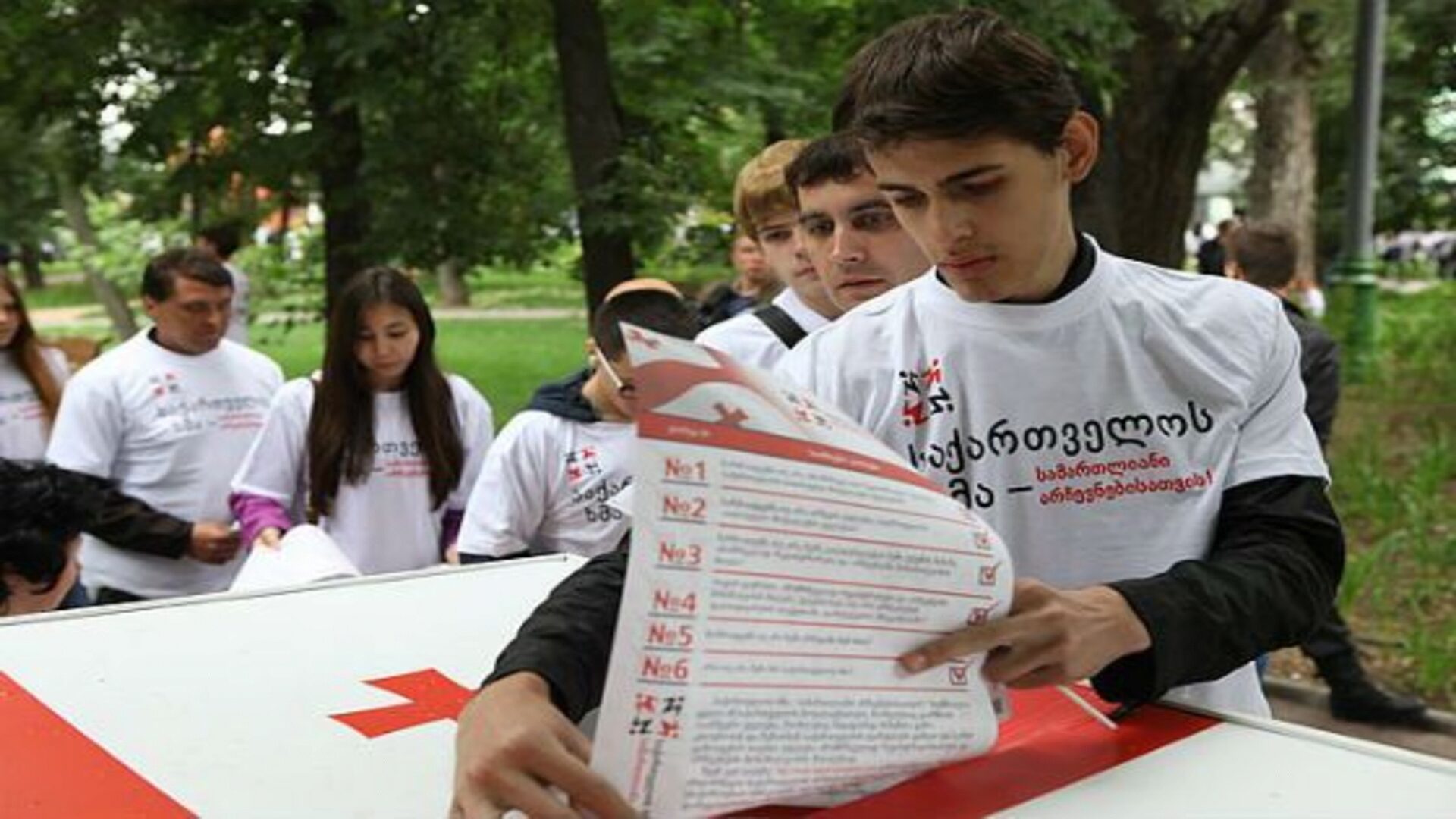 Гражданин имеет право участвовать в политической жизни своей страны