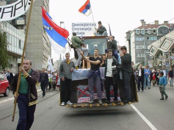 Бульдозерная революция привела к отставке президента Слободана Милошевича Бульдозерная революция привела к отставке президента Слободана Милошевича