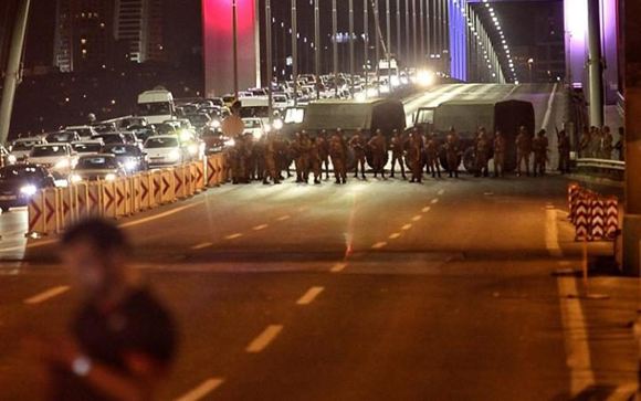 Турецкие военные перекрыли мосты чрез Босфор Турецкие военные перекрыли мосты чрез Босфор