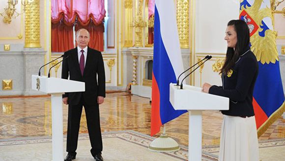 Елена Исинбаева не смогла сдержать чувств на встрече с Путиным Елена Исинбаева не смогла сдержать чувств на встрече с Путиным
