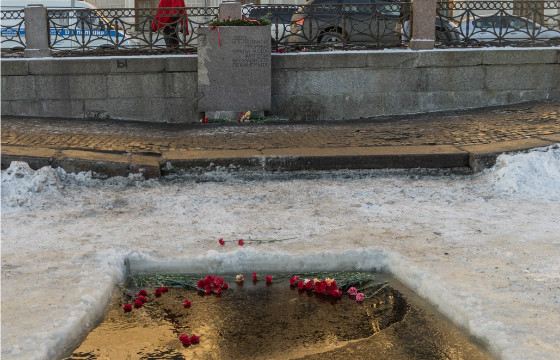 В блокаду воду приходилось брать из проруби В блокаду воду приходилось брать из проруби