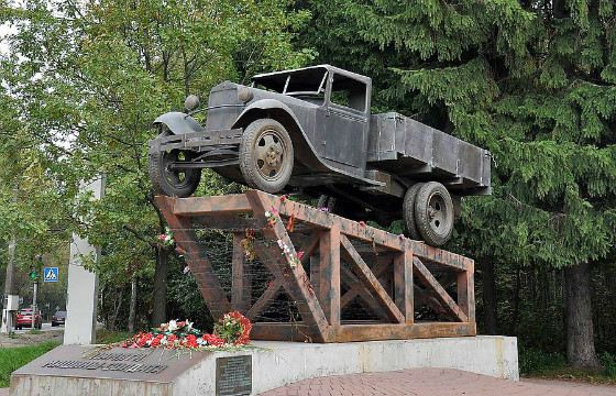 Шоферы полуторок спасали город, не жалея своих жизней Шоферы полуторок спасали город, не жалея своих жизней