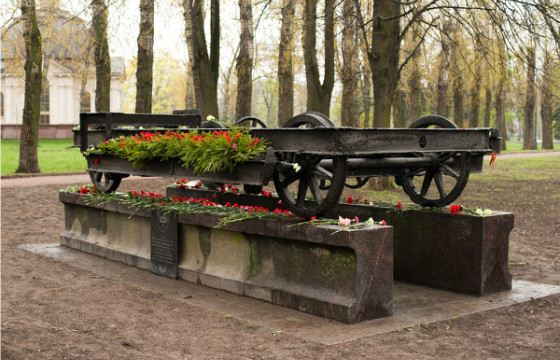Эта военная вагонетка была обнаружена на дне пруда в Парке Победы Эта военная вагонетка была обнаружена на дне пруда в Парке Победы