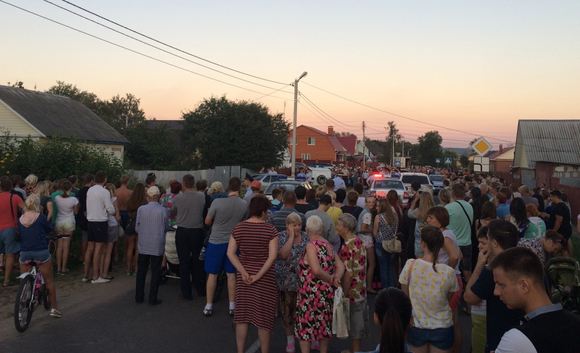 Стихийный митинг у дома подозреваемых в убийстве дочери родителей, Озеры