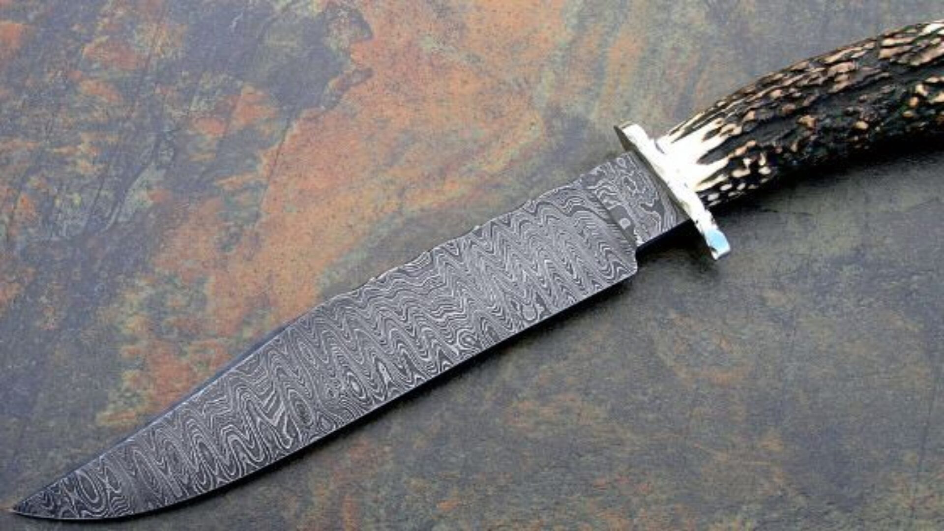 Дамасская сталь имеет характерный рисунок Дамасская сталь имеет характерный рисунок