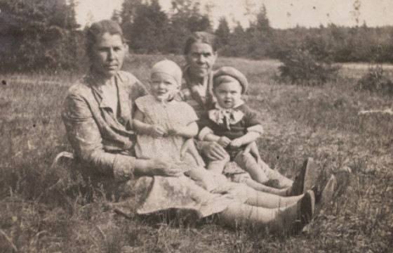 Алиса Фрейндлих с братом и бабушкой Шарлоттой Фридриховной до войны Алиса Фрейндлих с братом и бабушкой Шарлоттой Фридриховной до войны