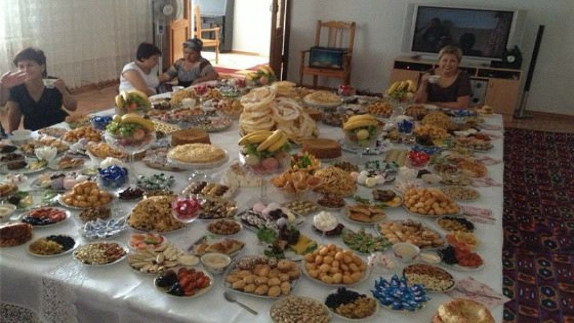Приятно, когда за столом, собирается большая семья Приятно, когда за столом, собирается большая семья
