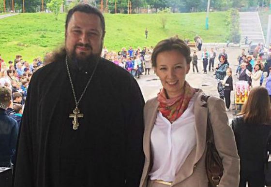 Жена с мужем пригласили семью друзей для ебли
