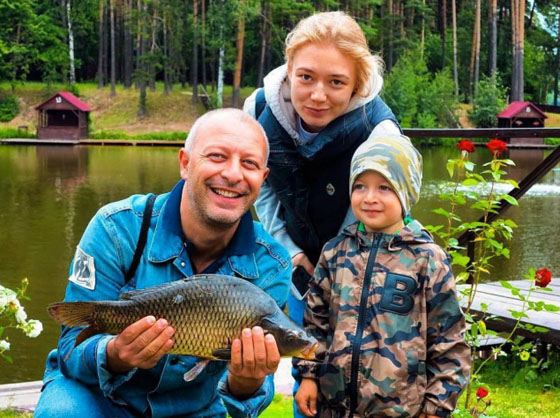 Оксана Акиньшина с мужем и сыном Оксана Акиньшина с мужем и сыном