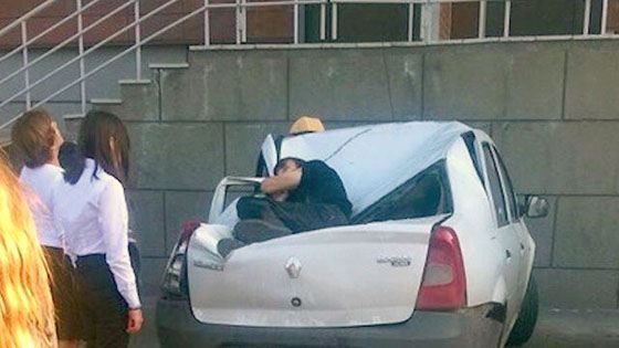 Парень упал на машину Парень упал на машину