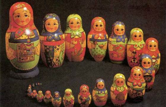 Матрешки - популярный русский сувенир Матрешки - популярный русский сувенир