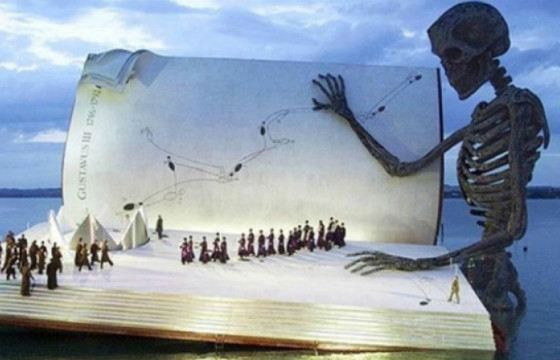 Огромная книга стала оперной сценой Огромная книга стала оперной сценой
