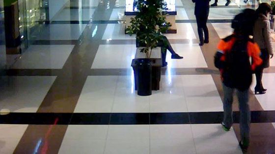 На фото убийца в черно-оранжевой куртке с чехлом от гитары На фото убийца в черно-оранжевой куртке с чехлом от гитары