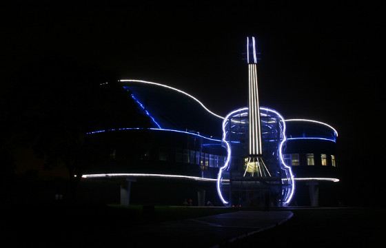 В ночное время здание украшает подсветка