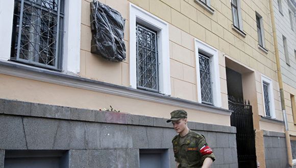 В Петербурге демонтировали скандальную памятную доску Маннергейму В Петербурге демонтировали скандальную памятную доску Маннергейму