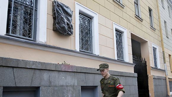 В Петербурге демонтировали скандальную памятную доску Маннергейму