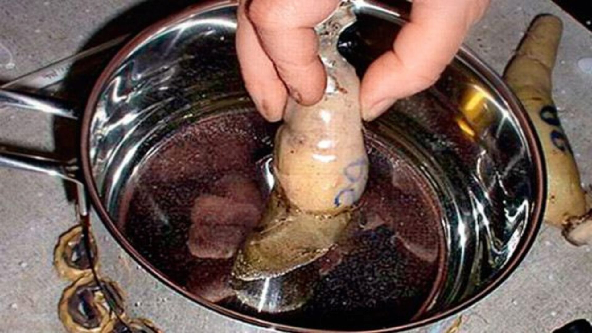 Нанесение парафина на клубень Нанесение парафина на клубень