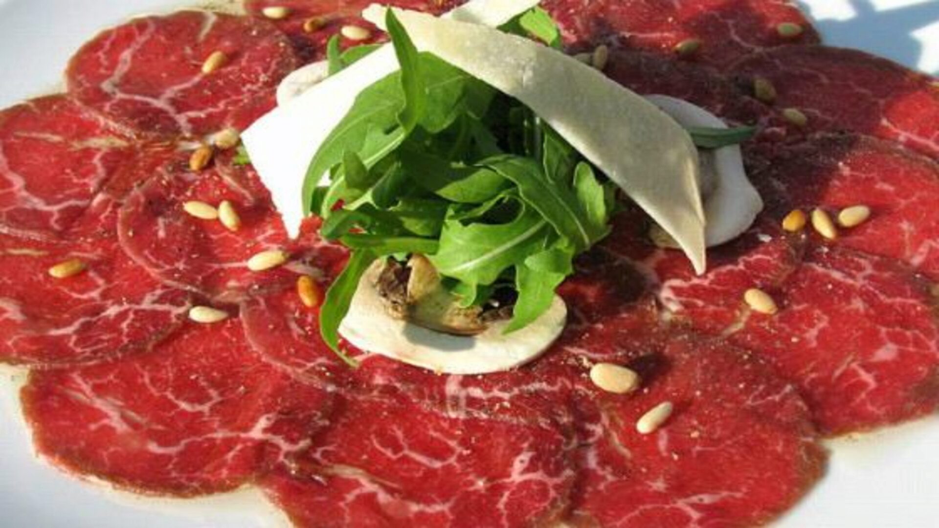Свежее мясо гурманы иногда едят сырым Свежее мясо гурманы иногда едят сырым