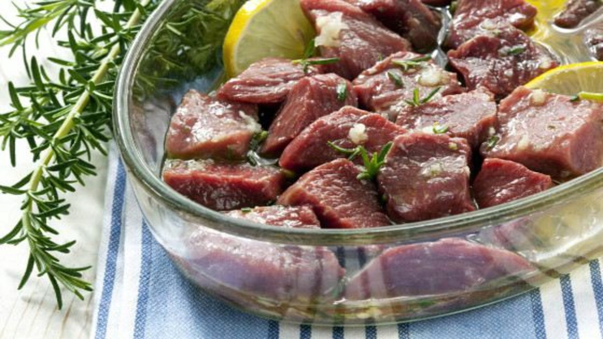 Специи легко маскируют неприятные запахи, поэтому мариновать мясо лучше самим Специи легко маскируют неприятные запахи, поэтому мариновать мясо лучше самим