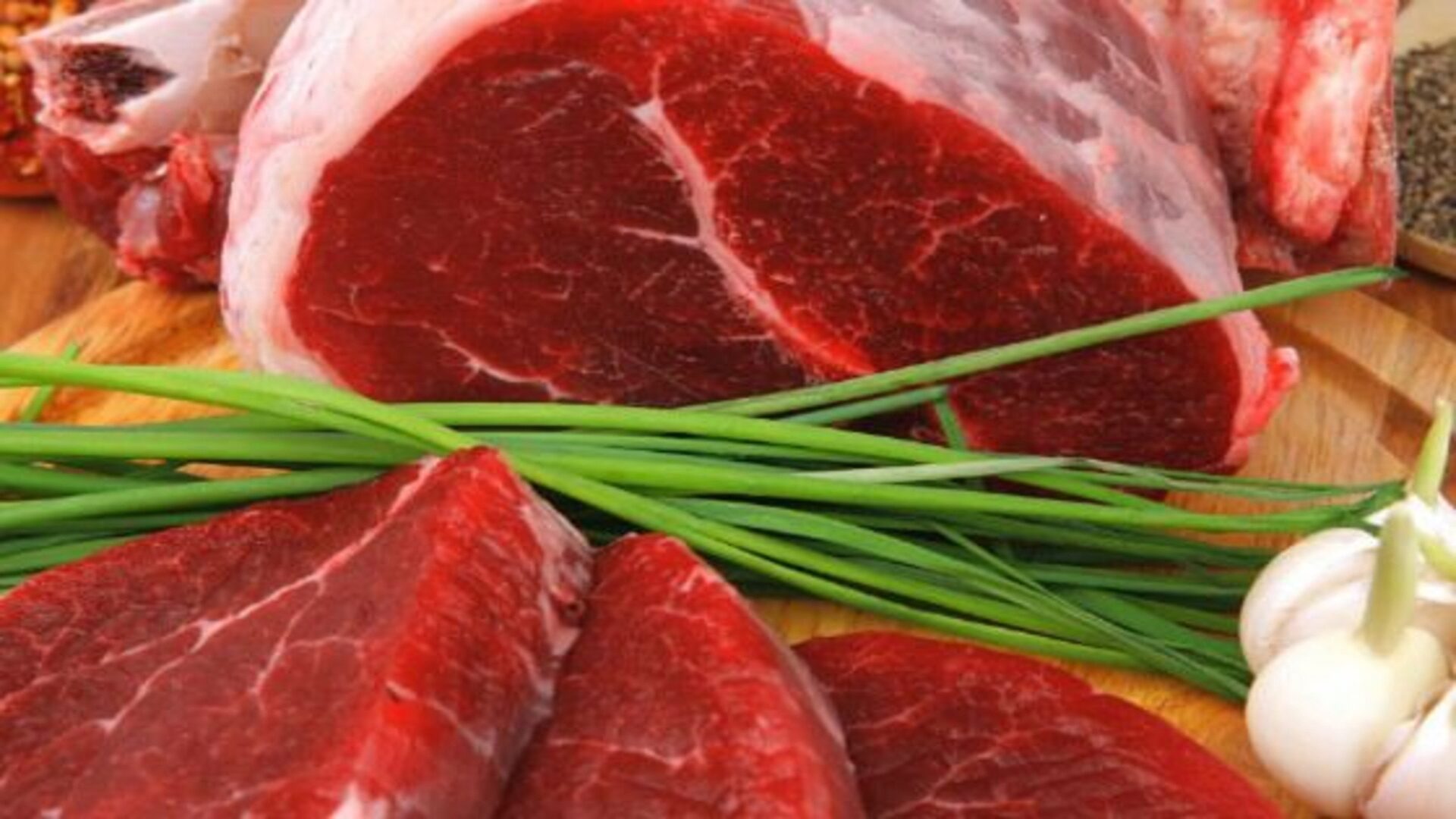 Хорошая говядина имеет насыщенный красный цвет Хорошая говядина имеет насыщенный красный цвет