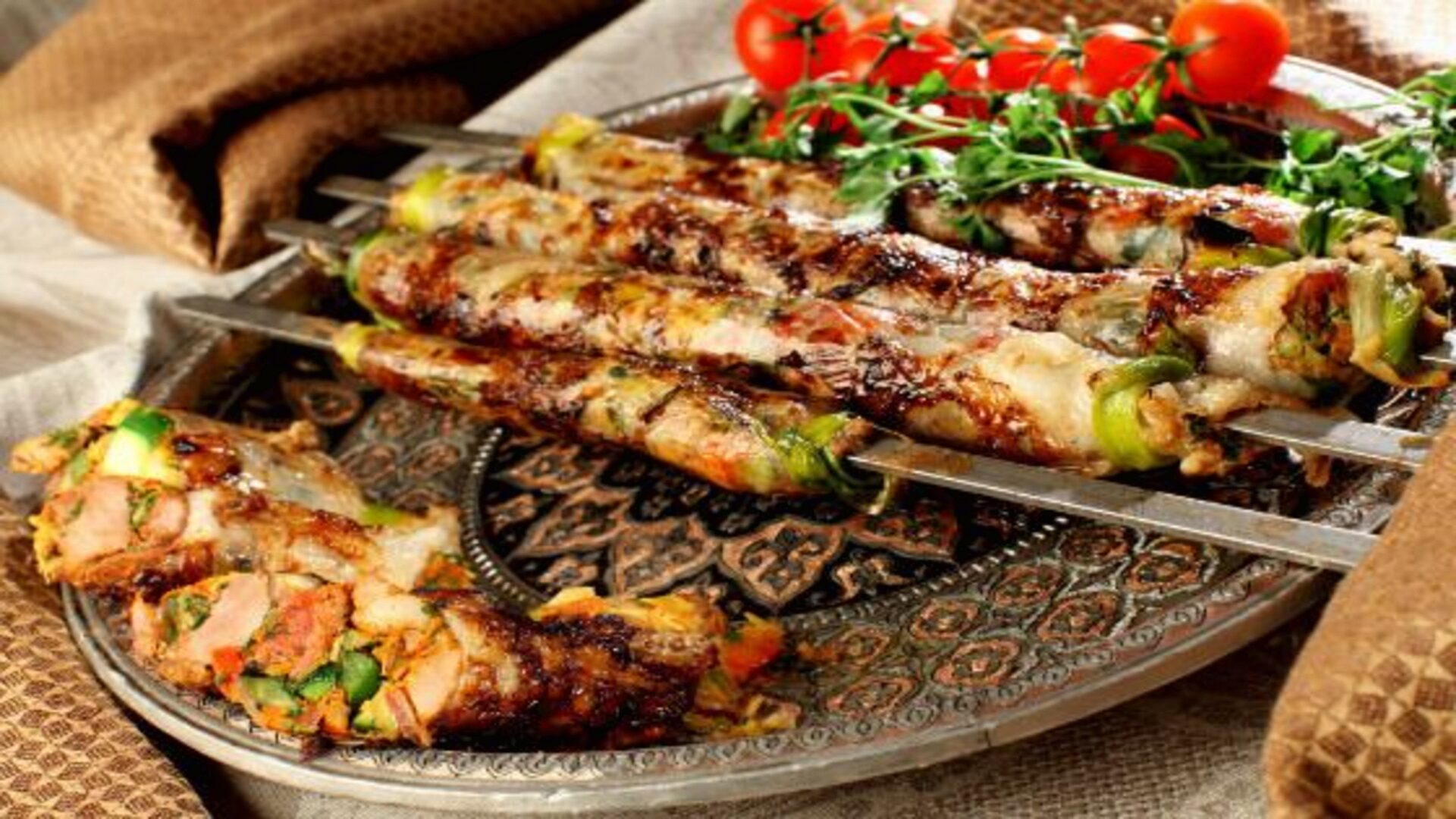 Из халяльного мяса мусульмане готовят удивительные деликатесы Из халяльного мяса мусульмане готовят удивительные деликатесы