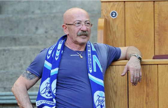 Адександр Розенбаум любит смотреть матчи на стадионе Адександр Розенбаум любит смотреть матчи на стадионе
