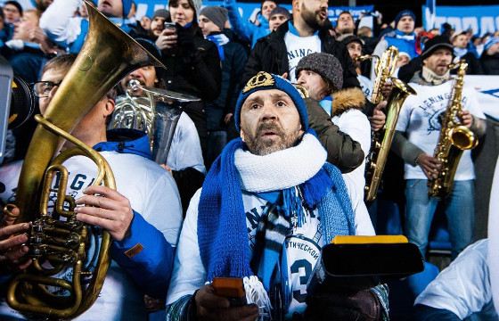 Шнур на матче «Зенит»- «Лион» с музыкантами из группировки «Ленинград» Шнур на матче «Зенит»- «Лион» с музыкантами из группировки «Ленинград»