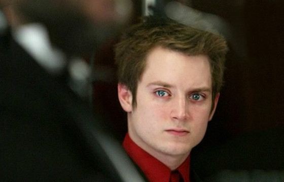 Элайджа Вуд сделал себе тату - цифру 9 на эльфийском языке Элайджа Вуд сделал себе тату - цифру 9 на эльфийском языке