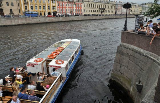 С набережной попасть монеткой на постамент не так просто