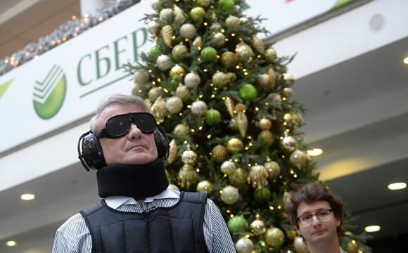Глава Сбербанка протестировал костюм для симуляции инвалидности Глава Сбербанка протестировал костюм для симуляции инвалидности