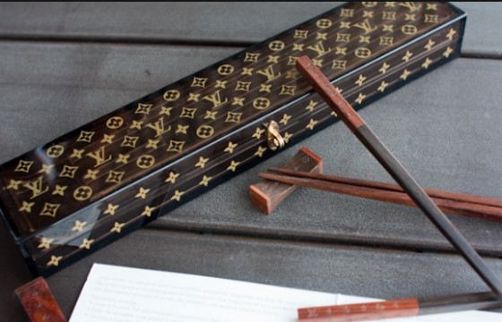 Палочки Louis Vuitton будут гармонировать с сумкой этой марки