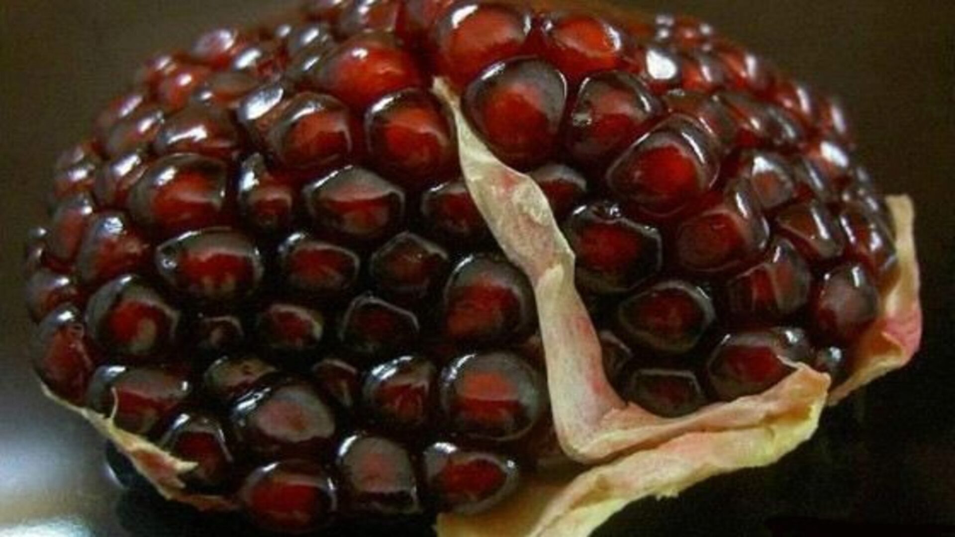 Ядра спелого граната похожи на драгоценность Ядра спелого граната похожи на драгоценность