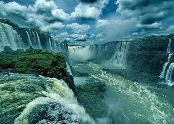  Название Iguazu произошло от слов языка гуарани i -вода, guasu - большой