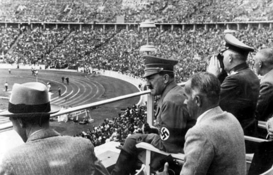 Фюрер наблюдает за соревнованиями легкоатлетов. 1936 год Фюрер наблюдает за соревнованиями легкоатлетов. 1936 год