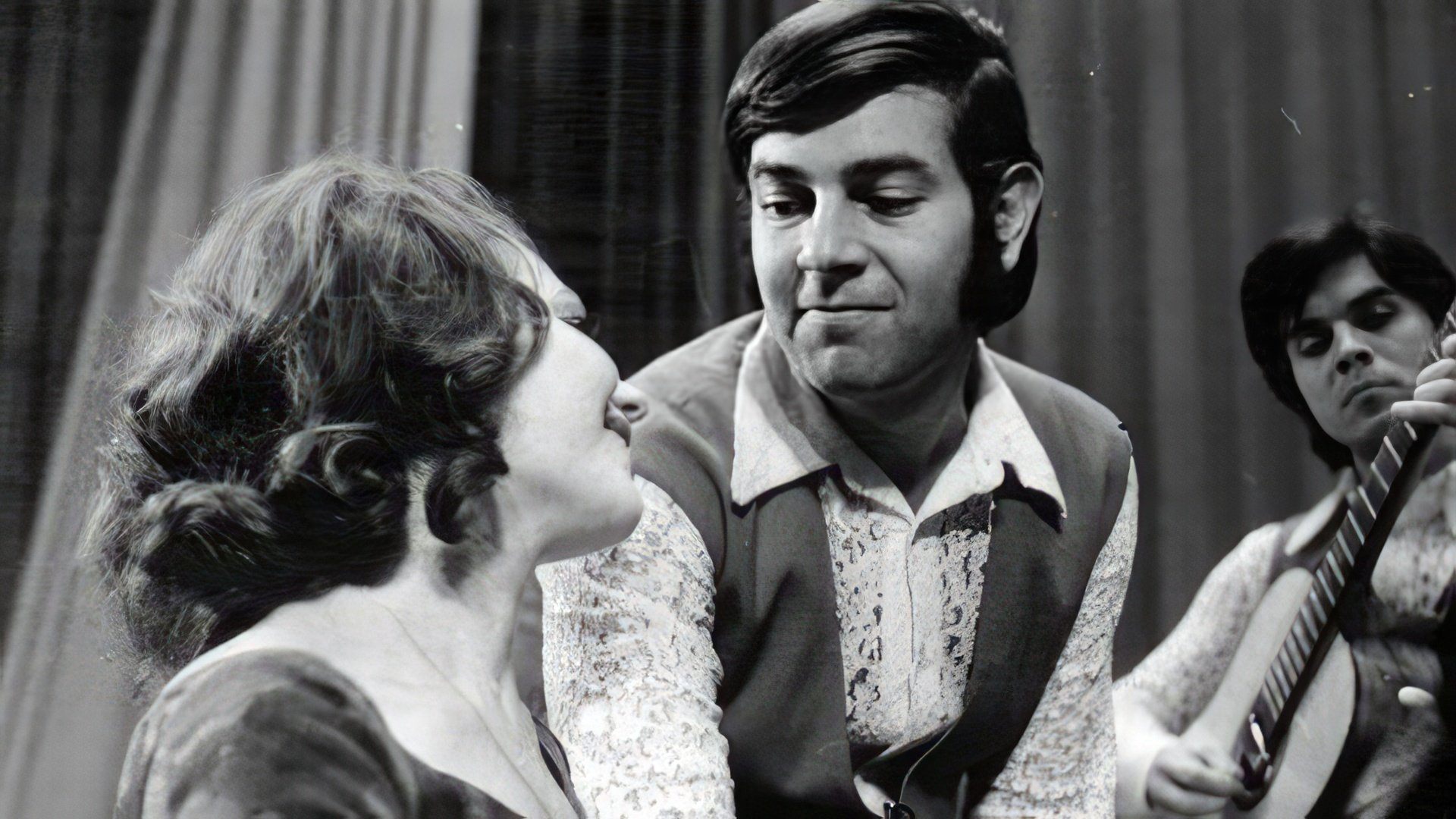 Первым супругом Ирины Понаровской стал руководитель «Поющих гитар» Григорий Клеймиц