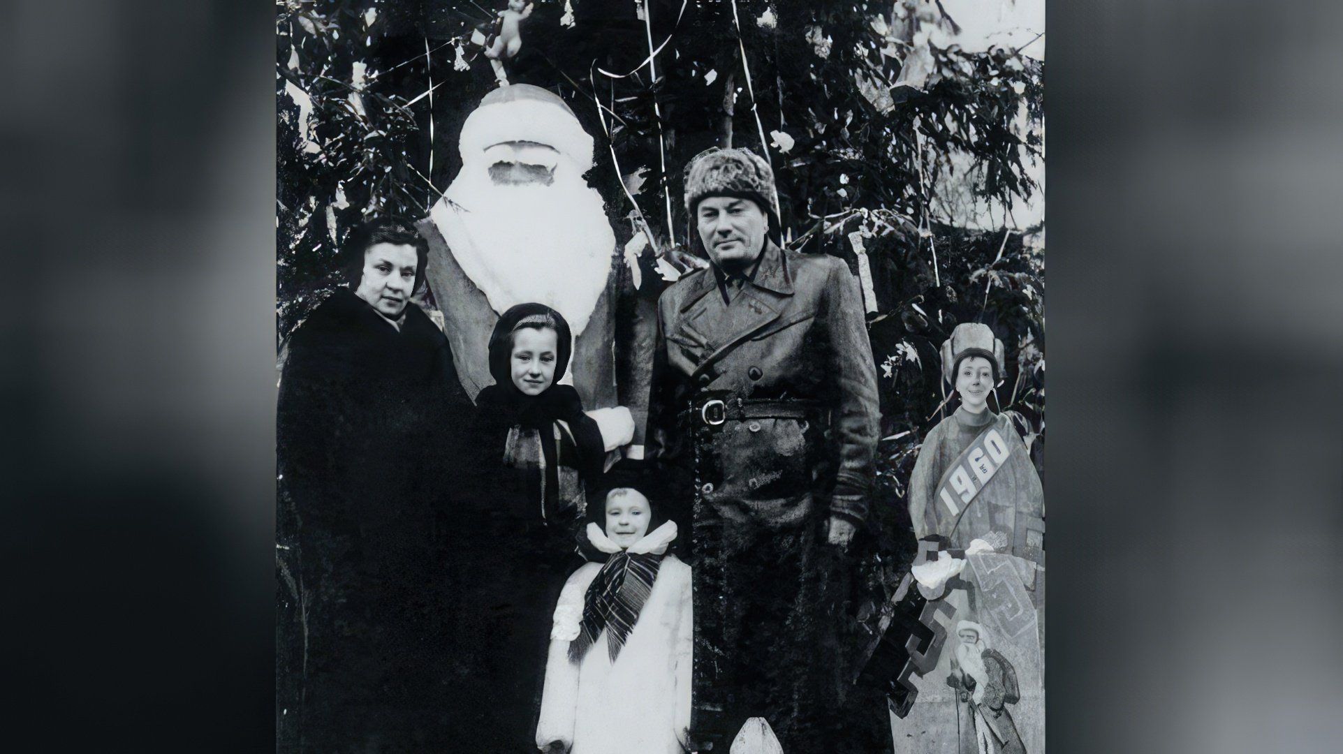 Лариса Удовиченко в детстве (на фото: с родителями и старшей сестрой)