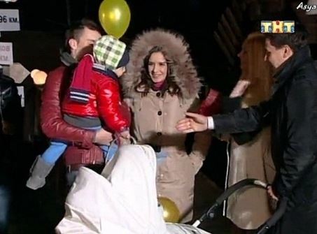 Ребята на площадке встречают семью Пынзарей