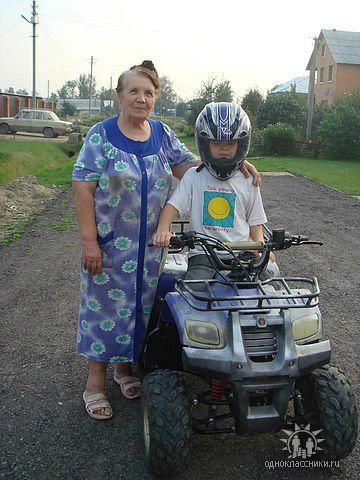 С бабушкой около дома