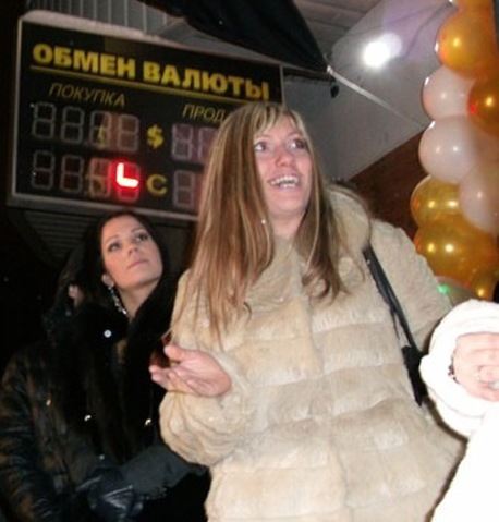 На открытие караоке к Салибековым пришло много друзей, в том числе и мама Кати Токаревой