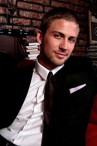 Алекс является младшим сыном ирландского мультимиллиардера из Монако Майкла Смерфита